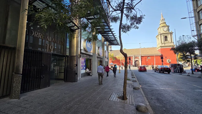 Entrada del Centro Médico Torre Alameda, San Antonio 19, junto a la Iglesia San Francisco