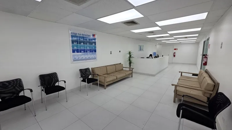Sala de espera de Pellet Santiago, amplia y luminosa