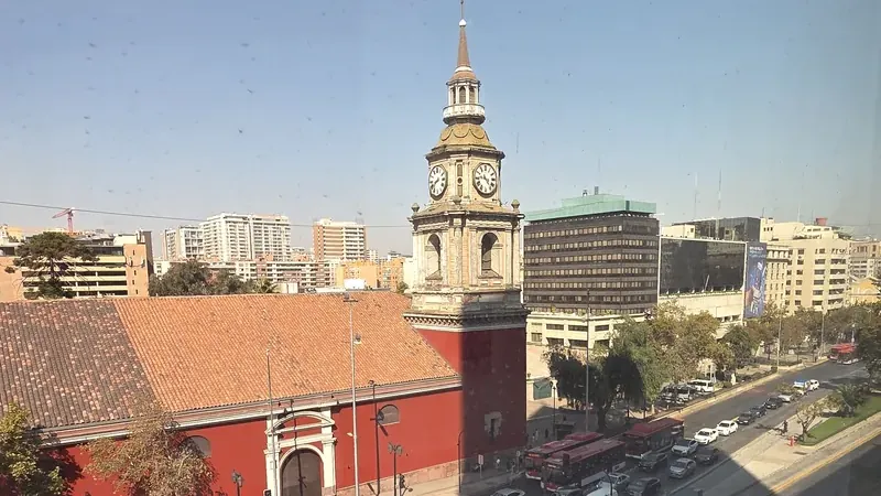 Vista a Santiago Centro desde la clínica, junto a la Alameda