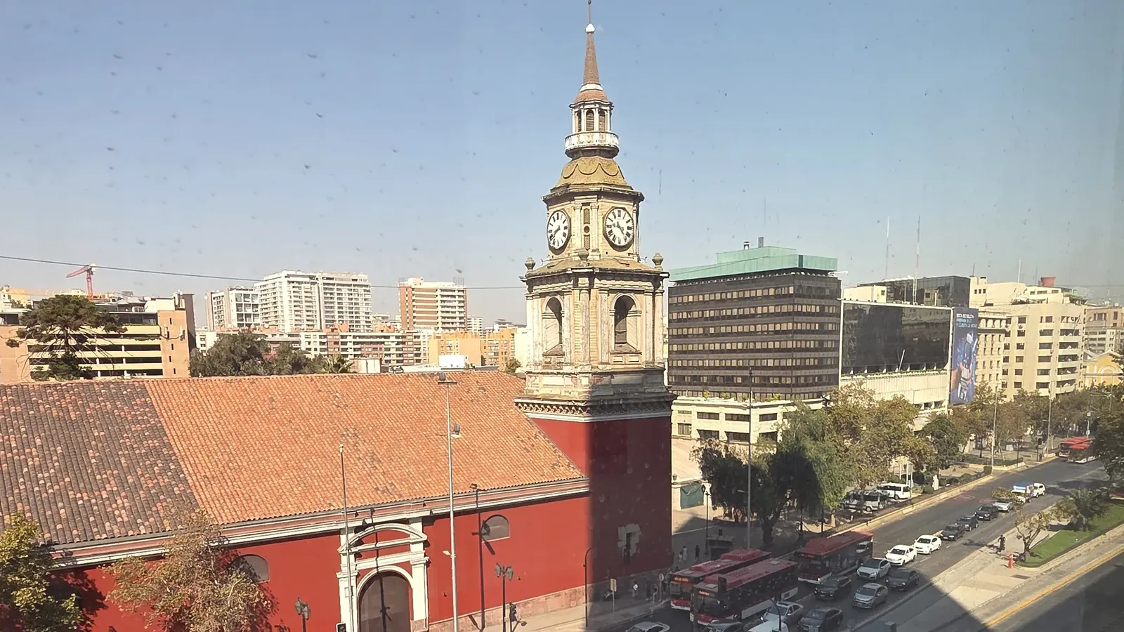 Vista a Santiago Centro desde la clínica, junto a la Alameda